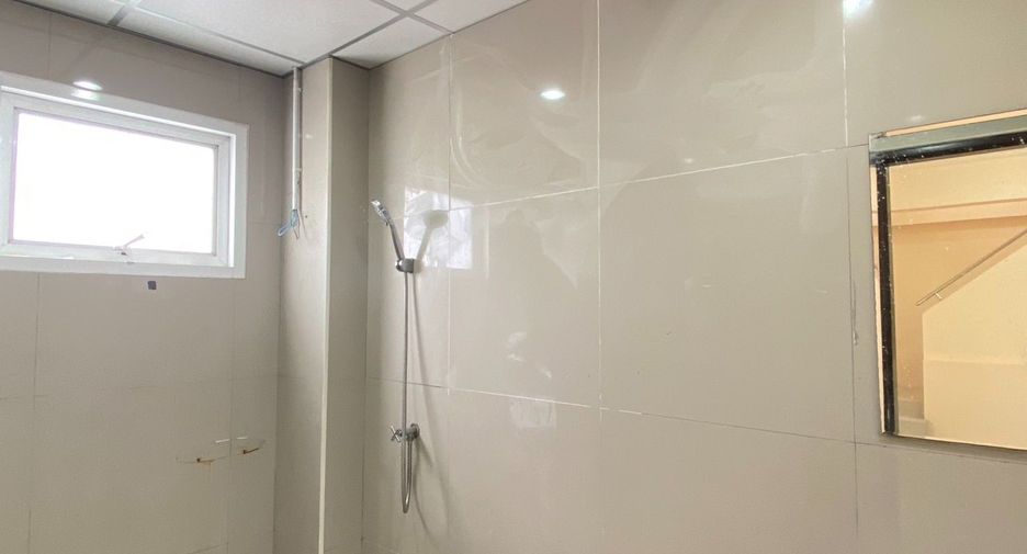 Gewerbefläche zum Kauf mit 3 Zimmer in Si Racha, Chonburi