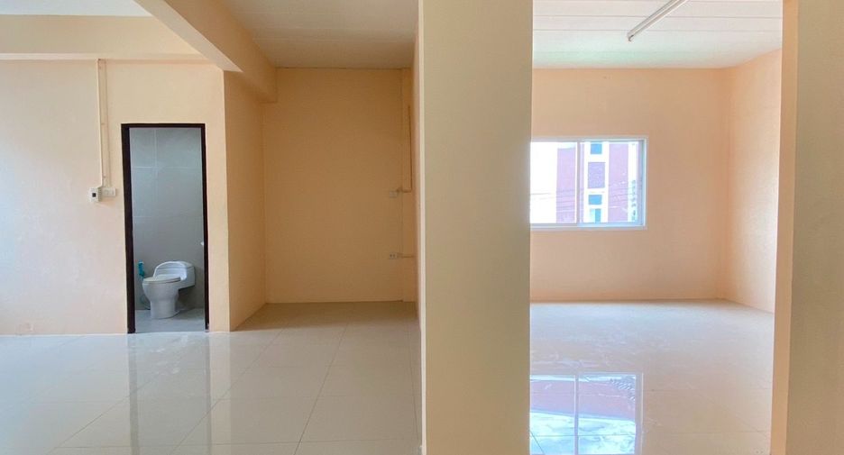 Gewerbefläche zum Kauf mit 3 Zimmer in Si Racha, Chonburi