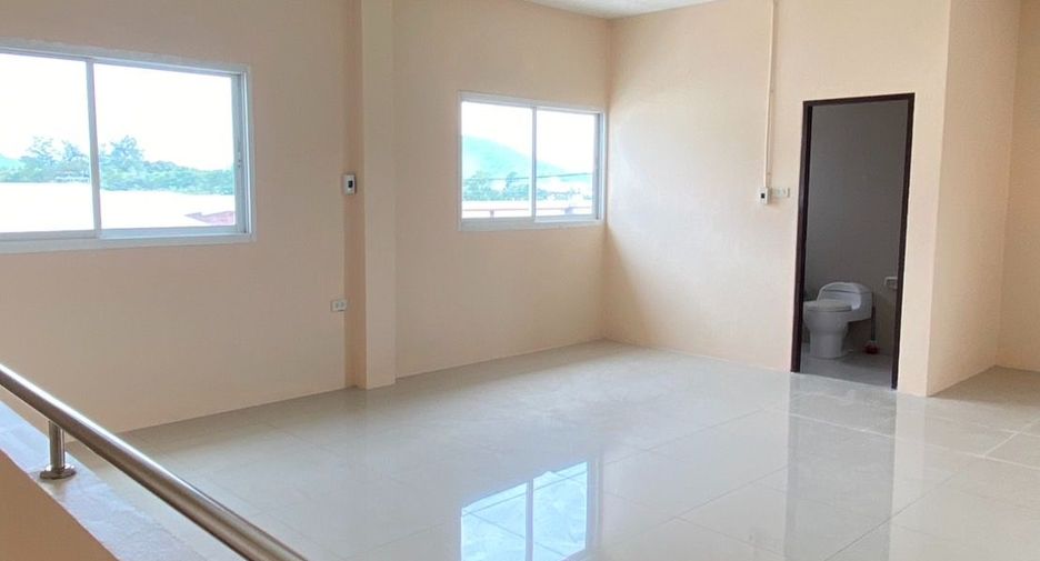 Gewerbefläche zum Kauf mit 3 Zimmer in Si Racha, Chonburi
