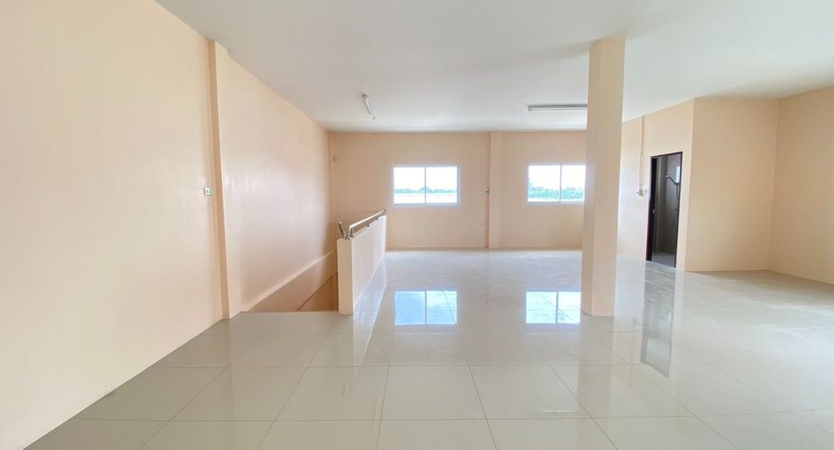 Gewerbefläche zum Kauf mit 3 Zimmer in Si Racha, Chonburi