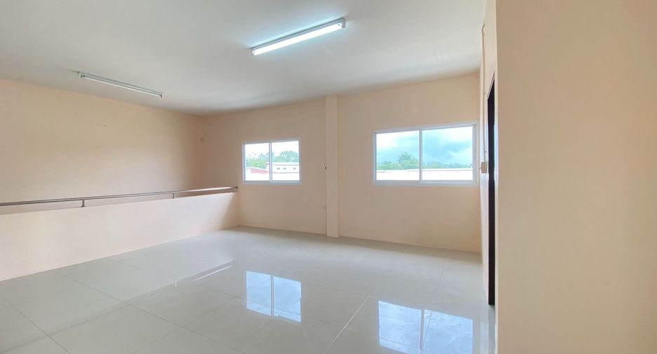 Gewerbefläche zum Kauf mit 3 Zimmer in Si Racha, Chonburi