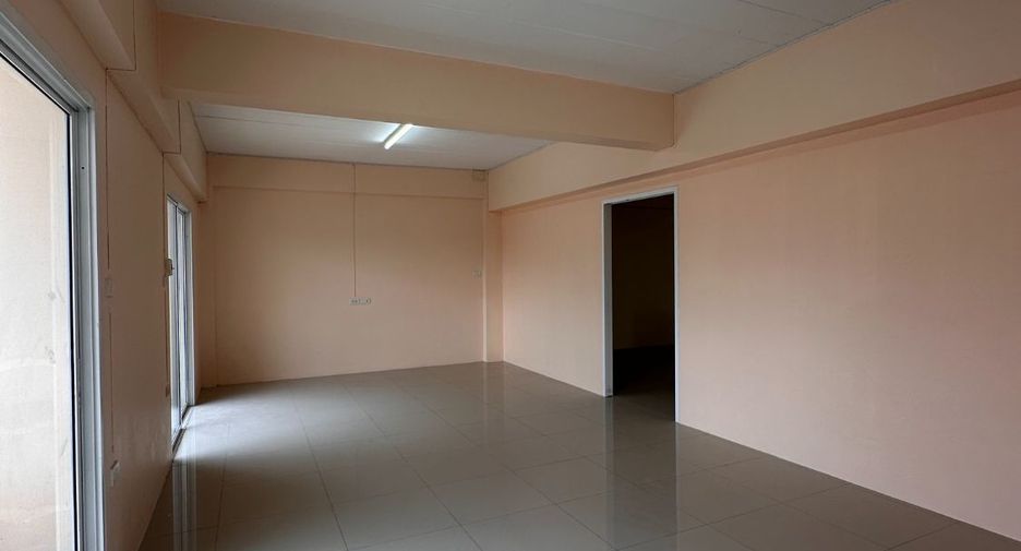 Gewerbefläche zum Kauf mit 3 Zimmer in Si Racha, Chonburi