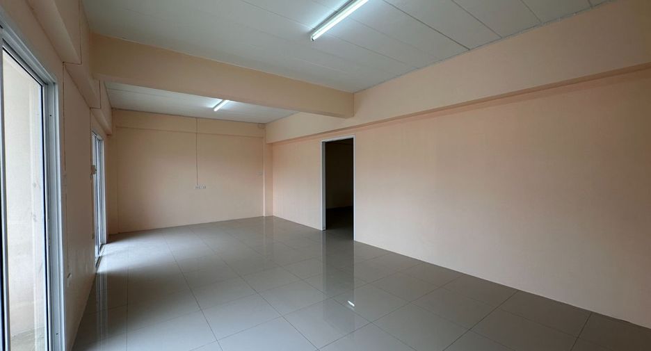 Gewerbefläche zum Kauf mit 3 Zimmer in Si Racha, Chonburi