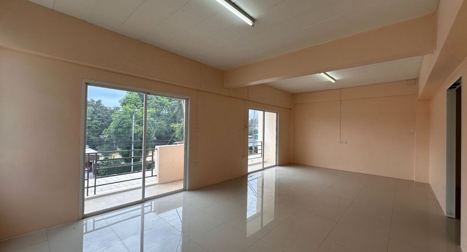 Gewerbefläche zum Kauf mit 3 Zimmer in Si Racha, Chonburi