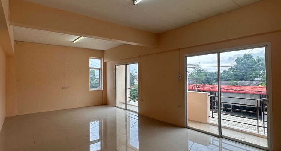 Gewerbefläche zum Kauf mit 3 Zimmer in Si Racha, Chonburi