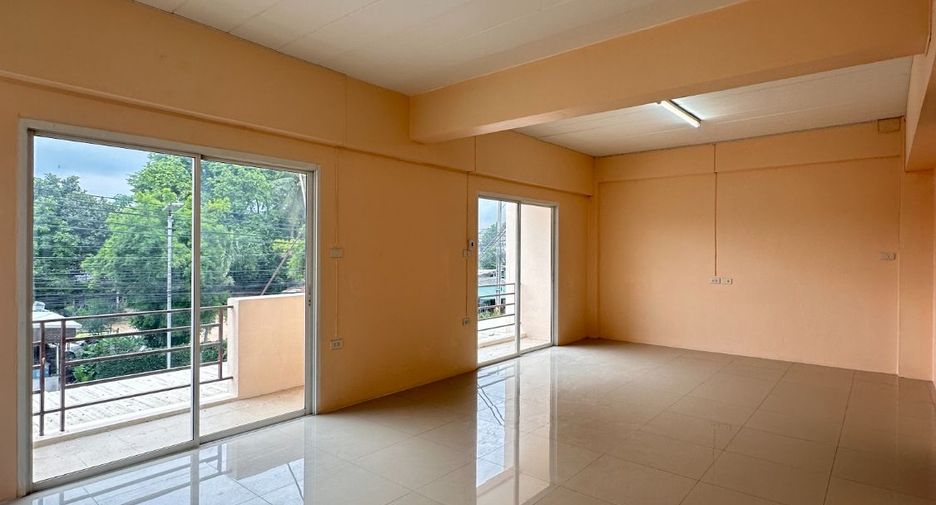 Gewerbefläche zum Kauf mit 3 Zimmer in Si Racha, Chonburi