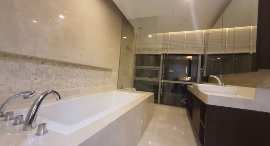 For rent 2 bedrooms condo in Pathum Wan, Bangkok