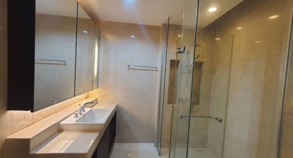 For rent 2 bedrooms condo in Pathum Wan, Bangkok