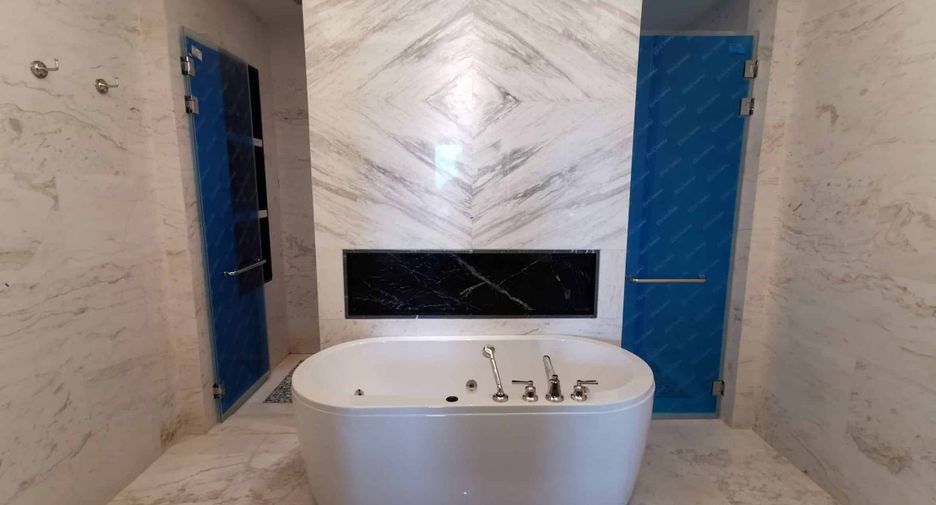 For rent 3 bedrooms condo in Khlong San, Bangkok