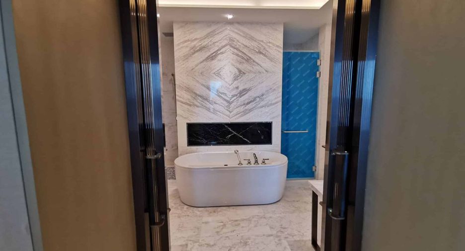 For rent 3 bedrooms condo in Khlong San, Bangkok