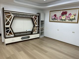 Casa adosada en alquiler y en venta de estudio en Wang Thonglang, Bangkok