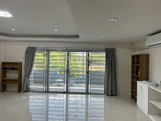 Casa adosada en alquiler y en venta de estudio en Wang Thonglang, Bangkok