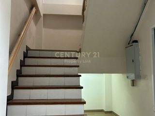 Casa adosada en alquiler y en venta de estudio en Wang Thonglang, Bangkok