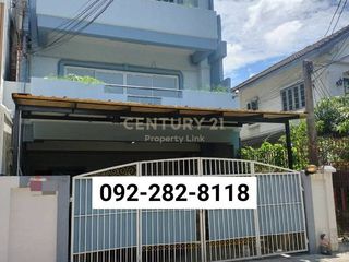 Casa adosada en alquiler y en venta de estudio en Wang Thonglang, Bangkok
