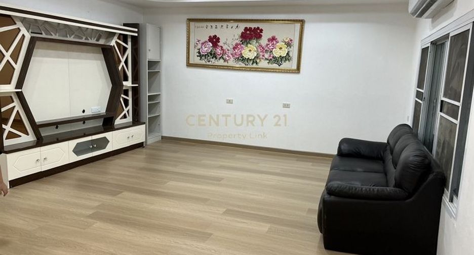 For rent and for sale studio townhouse in Wang Thonglang, Bangkok