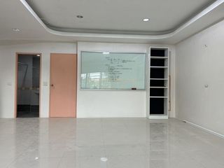 Casa adosada en alquiler y en venta de estudio en Wang Thonglang, Bangkok