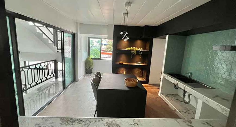 À vendre 4 chambres maison de ville à Mueang Chiang Mai, Chiang Mai