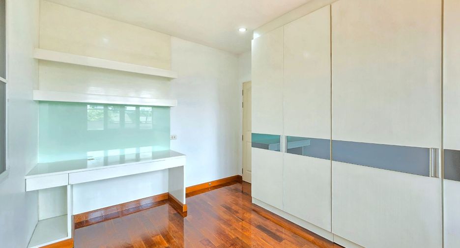 For sale 4 bedrooms house in Taling Chan, Bangkok