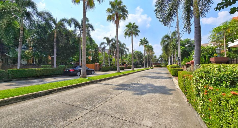 For sale 4 bedrooms house in Taling Chan, Bangkok