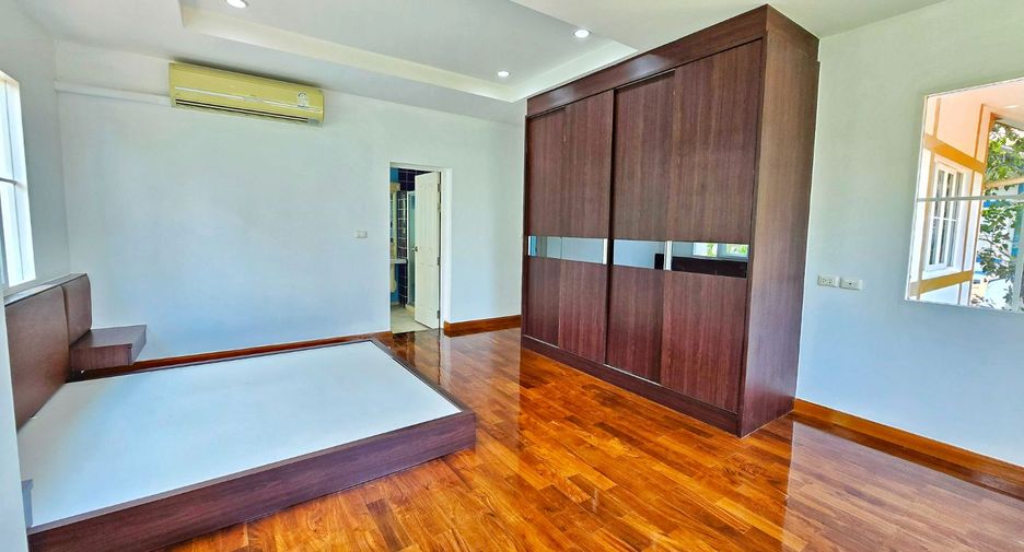 For sale 4 bedrooms house in Taling Chan, Bangkok