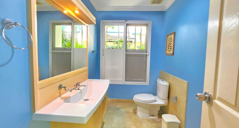 For sale 4 bedrooms house in Taling Chan, Bangkok