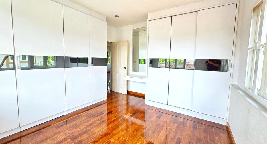For sale 4 bedrooms house in Taling Chan, Bangkok