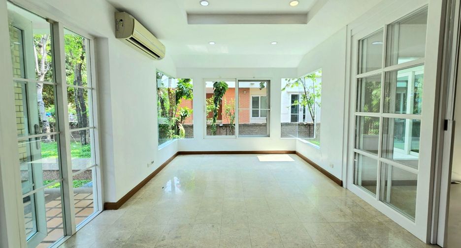 For sale 4 bedrooms house in Taling Chan, Bangkok