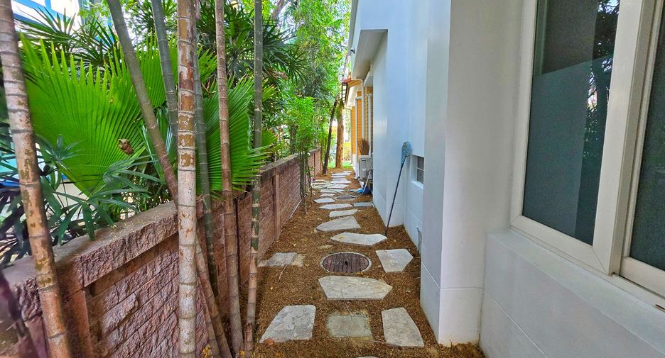 For sale 4 bedrooms house in Taling Chan, Bangkok