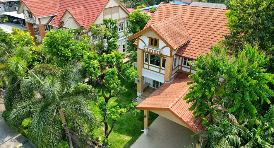 For sale 4 bedrooms house in Taling Chan, Bangkok
