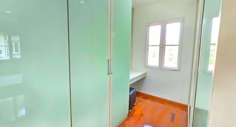 For sale 4 bedrooms house in Taling Chan, Bangkok