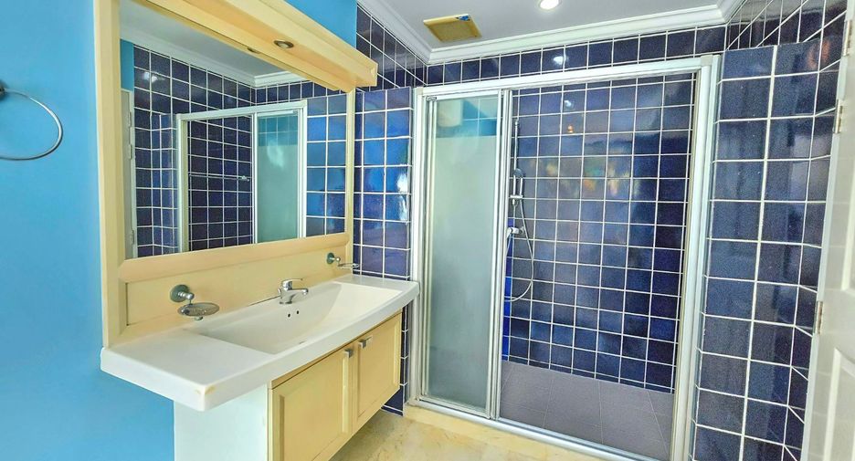 For sale 4 bedrooms house in Taling Chan, Bangkok