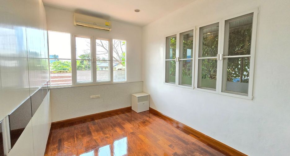 For sale 4 bedrooms house in Taling Chan, Bangkok