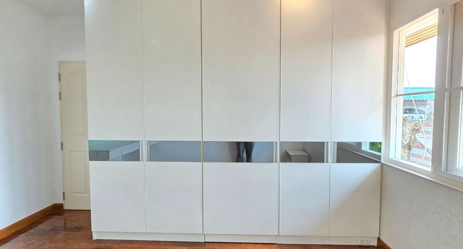 For sale 4 bedrooms house in Taling Chan, Bangkok