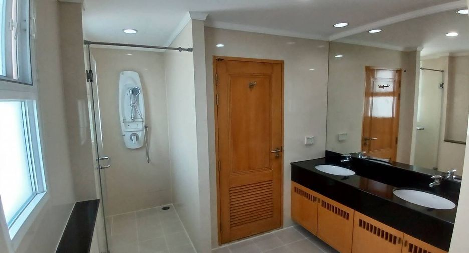 À louer 4 chambres condo à Khlong Toei, Bangkok