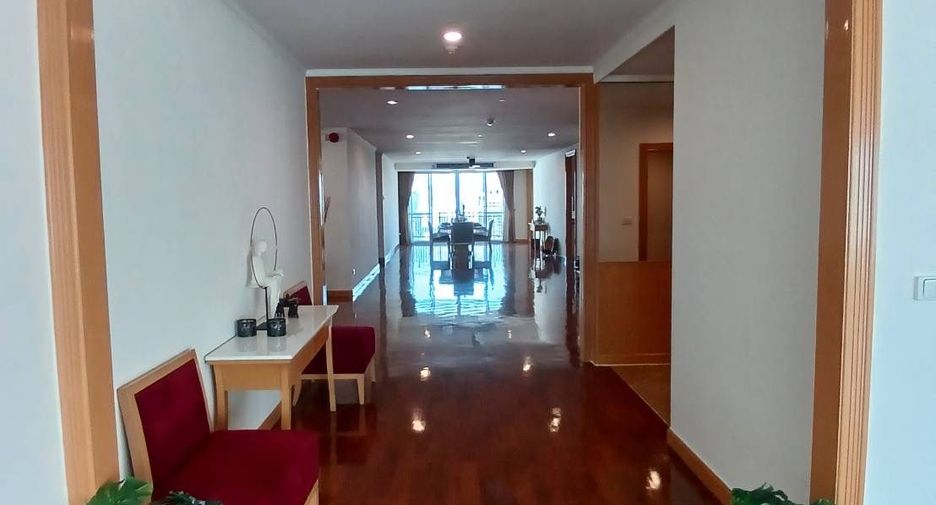 À louer 4 chambres condo à Khlong Toei, Bangkok
