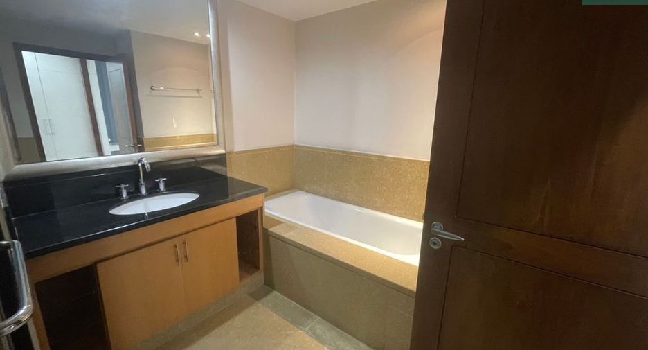 Condo en alquiler de 3 habitaciones en Sathon, Bangkok