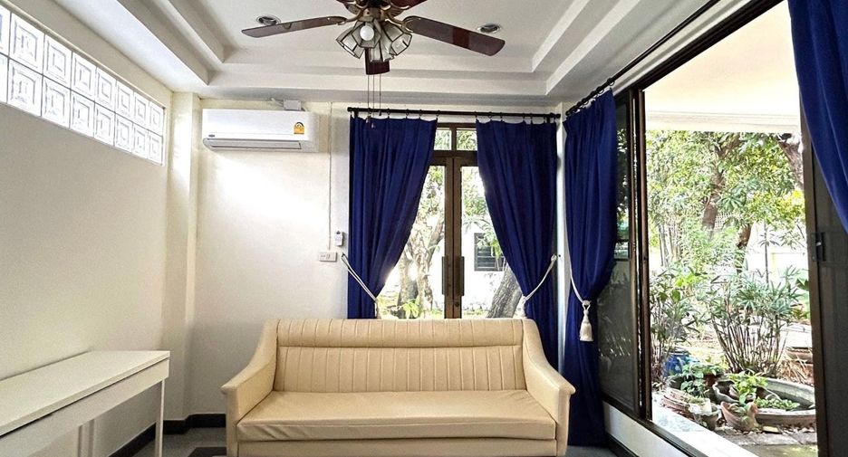 For rent 3 bed house in Phra Khanong, Bangkok