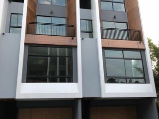 Casa adosada en alquiler y en venta de 3 habitaciones en Suan Luang, Bangkok