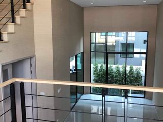 Casa adosada en alquiler y en venta de 3 habitaciones en Suan Luang, Bangkok