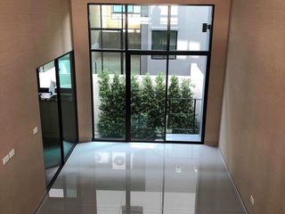 Casa adosada en alquiler y en venta de 3 habitaciones en Suan Luang, Bangkok