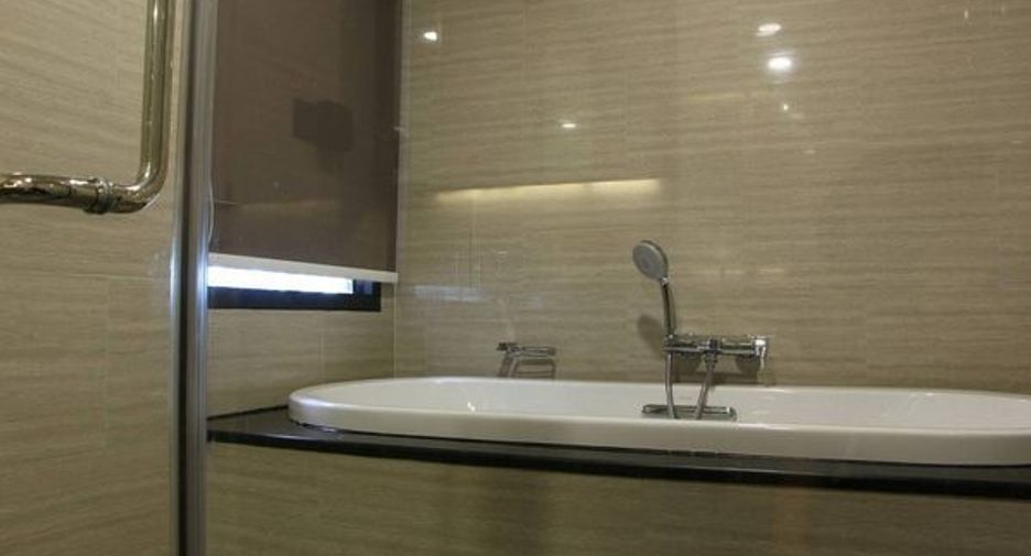 For rent 2 bedrooms condo in Pathum Wan, Bangkok