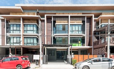 For sale 4 ベッドルーム townhouse in Khan Na Yao, Bangkok