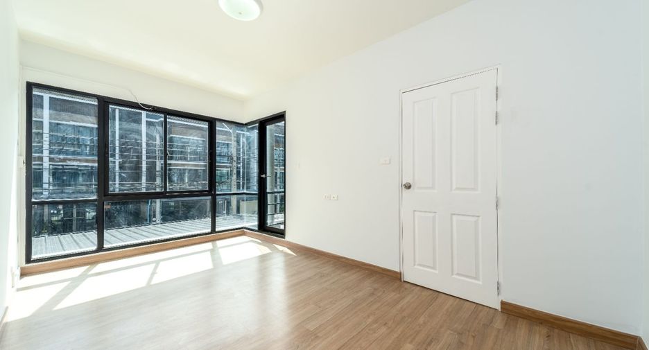 For sale 4 ベッドルーム townhouse in Khan Na Yao, Bangkok