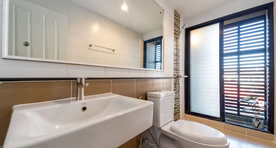 For sale 4 ベッドルーム townhouse in Khan Na Yao, Bangkok
