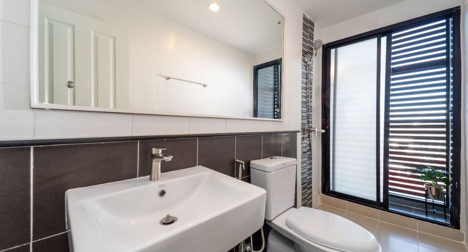 For sale 4 ベッドルーム townhouse in Khan Na Yao, Bangkok