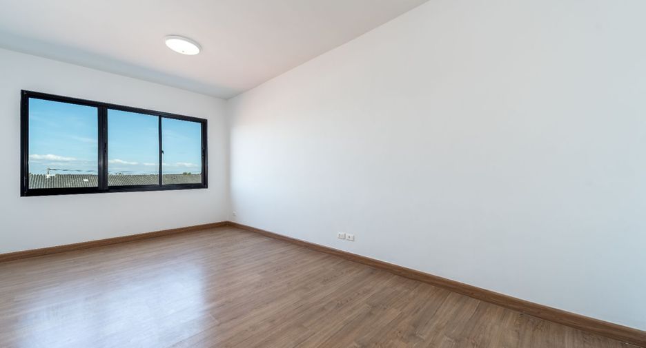 For sale 4 ベッドルーム townhouse in Khan Na Yao, Bangkok