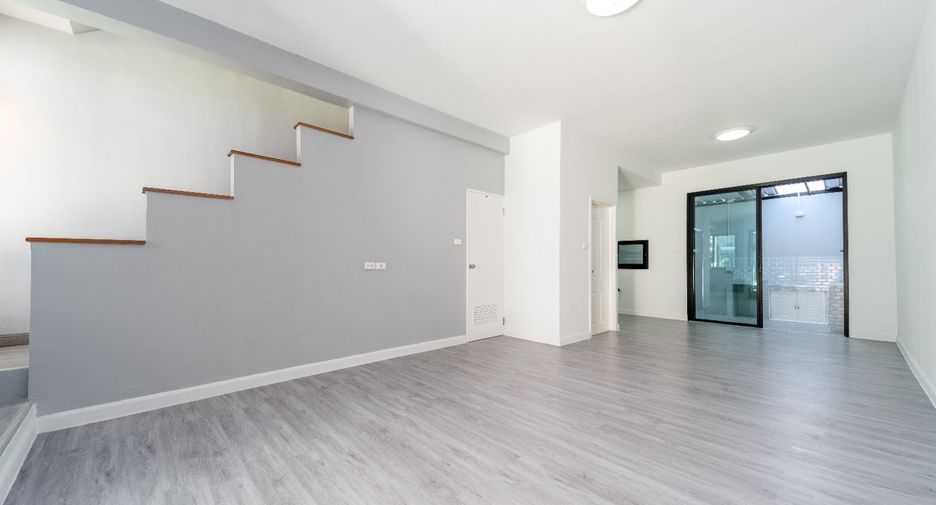 For sale 4 ベッドルーム townhouse in Khan Na Yao, Bangkok