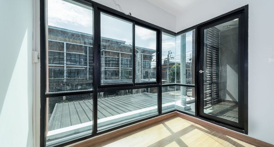 For sale 4 ベッドルーム townhouse in Khan Na Yao, Bangkok