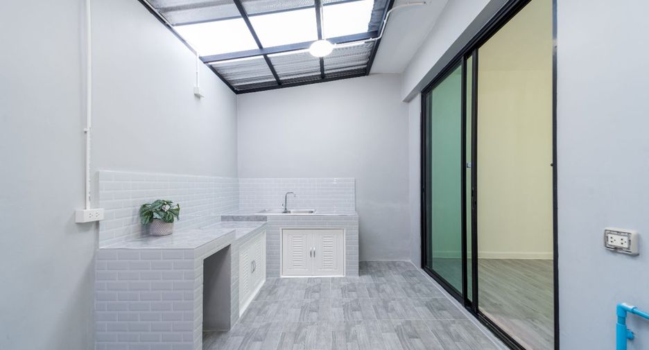 For sale 4 ベッドルーム townhouse in Khan Na Yao, Bangkok