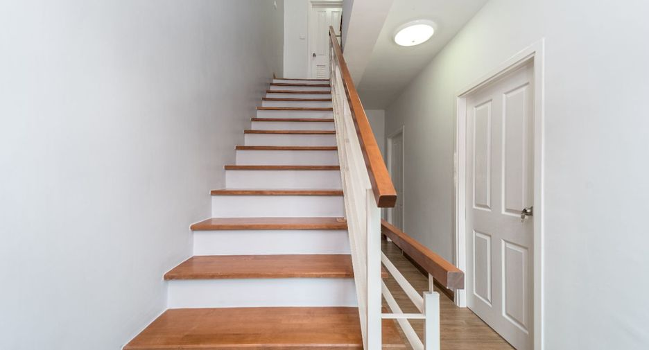For sale 4 ベッドルーム townhouse in Khan Na Yao, Bangkok